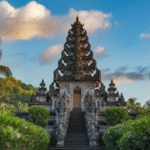 Pura sebagai tempat ibadah umat Hindu dengan arsitektur tradisional dan suasana spiritual